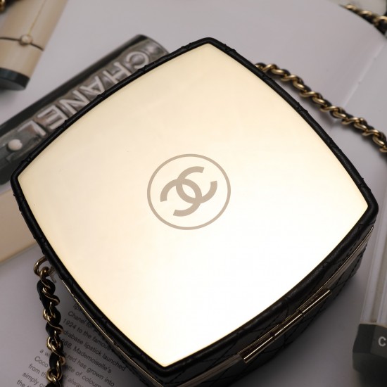  CHANEL Black Patent Leather And Silver Mirror Minaudière Silver Hardware CHB042